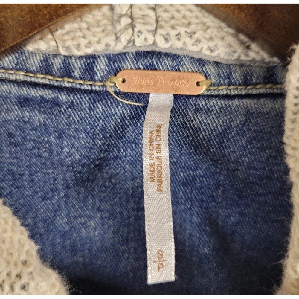 $168 We The Free People S/4 Small Denim Jean Hoodie Trucker Jacket Button Up EUC - Picture 5 of 7